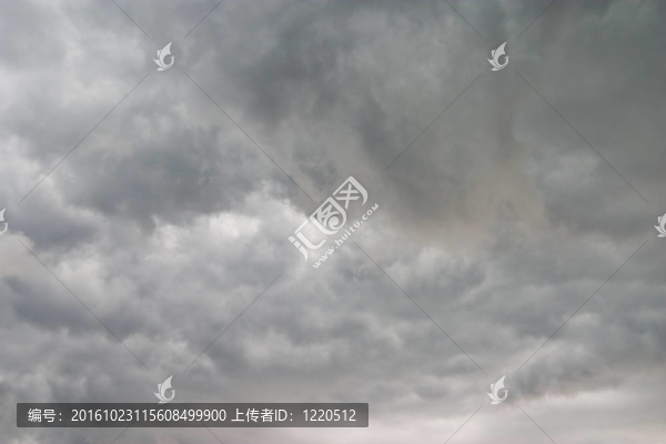 沉重的云