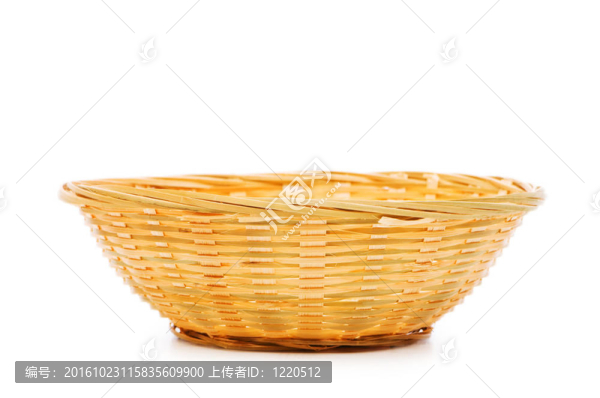 白色背景上編織的籃子