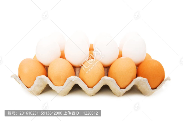 紙箱里有許多雞蛋是白色的