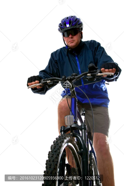 騎山地自行車的人