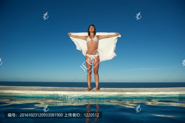 在游泳池里放松的女人
