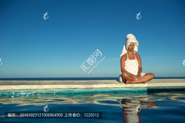在游泳池里放松的女人