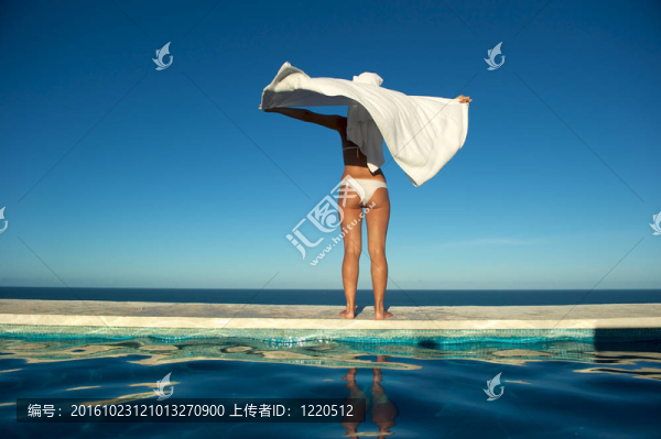 在游泳池里放松的女人