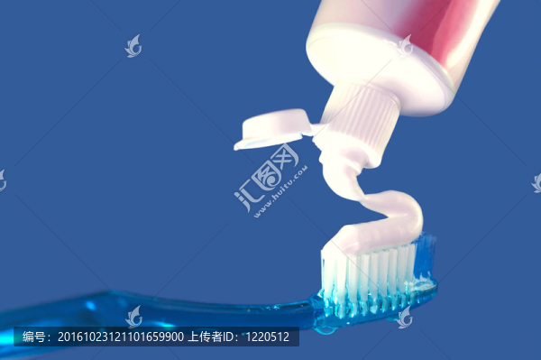 藍(lán)色牙刷和膏