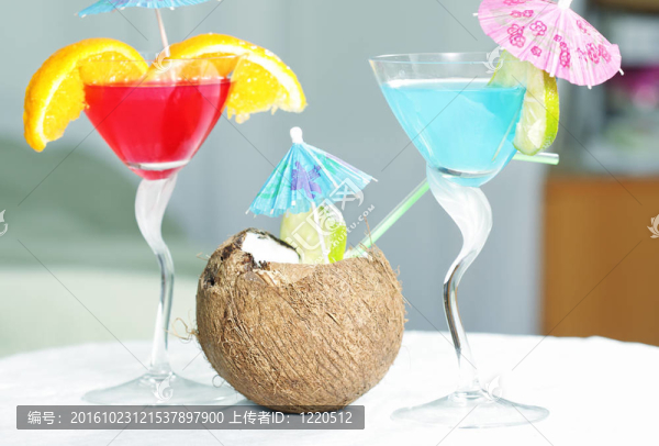 餐桌上的熱帶雞尾酒