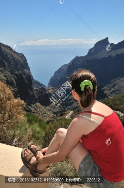 年輕女子看海景