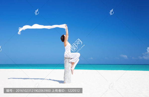 海灘上的快樂女人