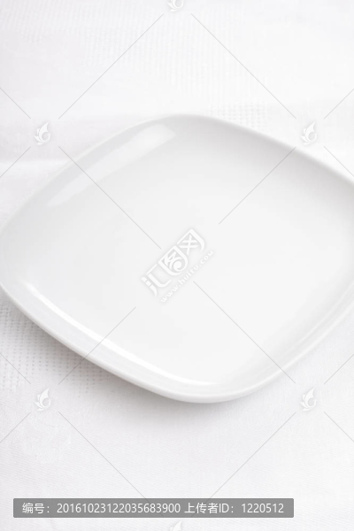 白餐巾上空空如也的白盤子