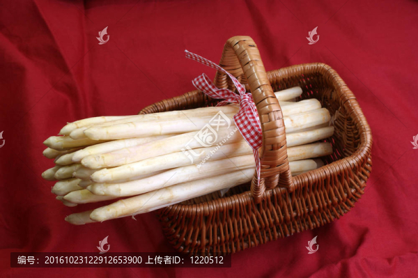 木板上的有機蘆筍