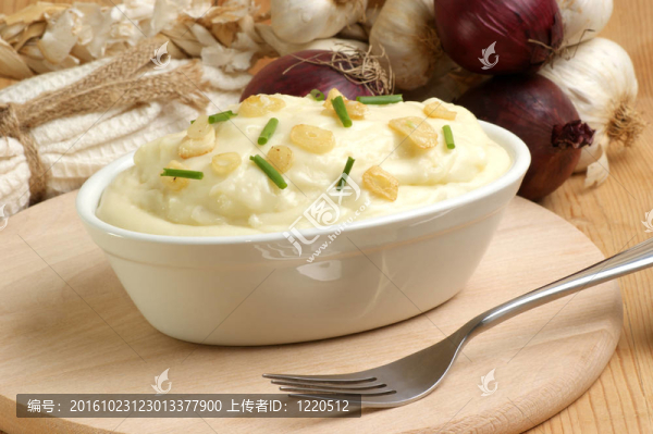 土豆與有機大蒜在碗