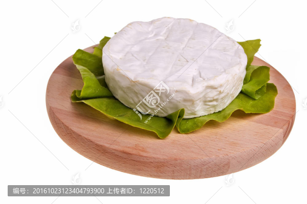 圓Camembert干酪生菜砧板上。