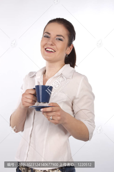 女人拿著一杯咖啡笑