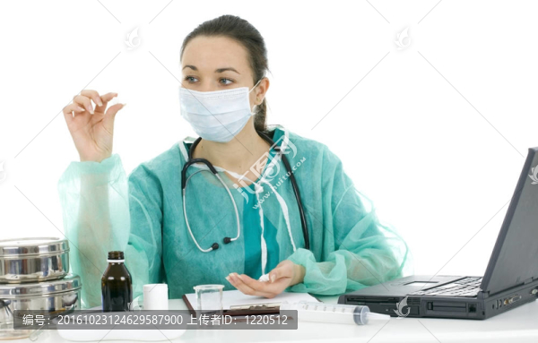 女性醫(yī)生的保護綠色制服和醫(yī)療口罩與藥物筆記本電腦在辦公室