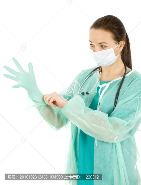 穿綠色制服的女醫(yī)生和醫(yī)用口罩