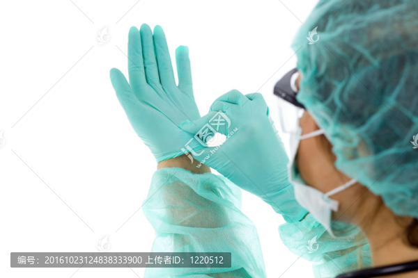 女醫(yī)生戴醫(yī)用口罩拉手術(shù)手套