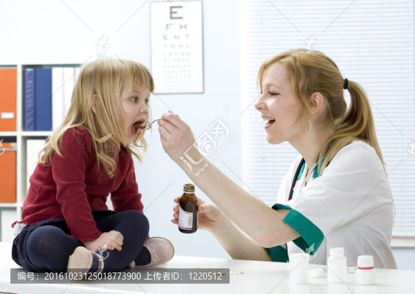 小女孩在女醫(yī)生喝糖漿