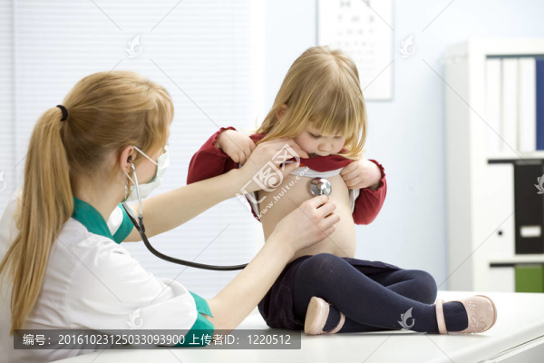 女醫(yī)生在醫(yī)學(xué)面具研究小女孩