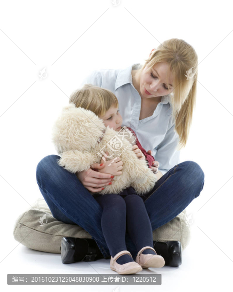 抱著泰迪熊的少女