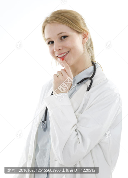 微笑的女醫(yī)生在用聽診器的白色制服
