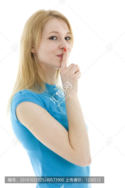 年輕的女人從手指口；保持沉默