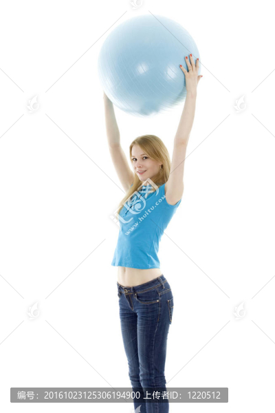年輕；金發(fā)女孩保持藍色球我