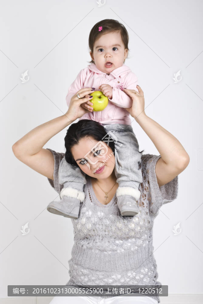 抱著她孩子的年輕母親