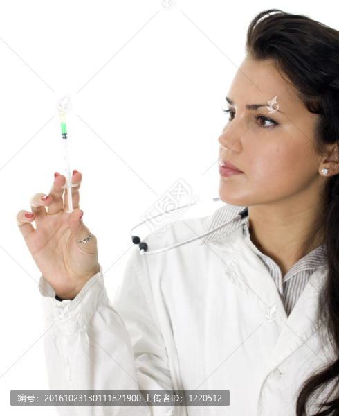 年輕面帶微笑的女醫(yī)生手里拿著注射器在辦公室。