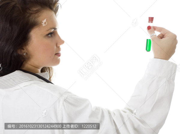 年輕的女醫(yī)生用聽診器保持綠色液體的小瓶