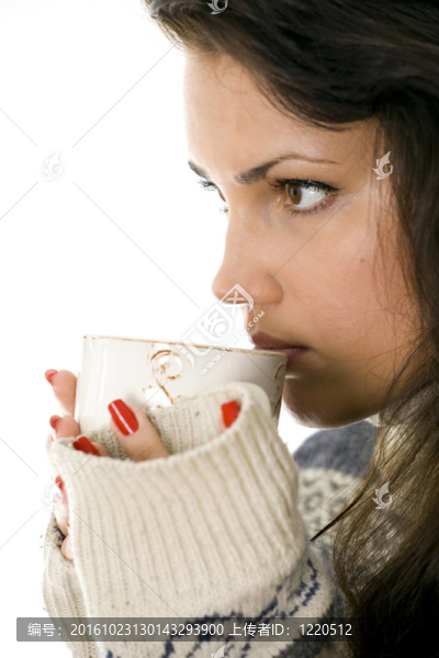 年輕美麗的女人喝的茶從大白帽子