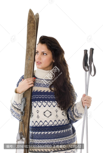 年輕女子抱著舊木滑雪的肖像