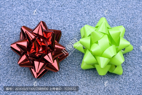 藍色地毯上的紅色和綠色禮品蝴蝶結(jié)