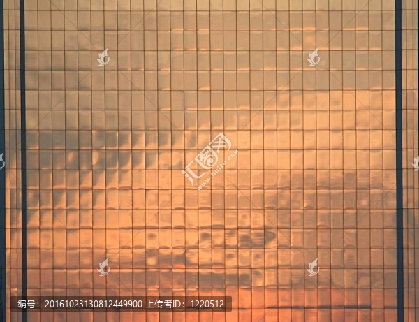 建筑立面中的夕陽