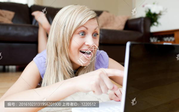 驚訝的女人使用筆記本電腦