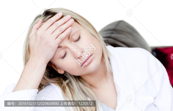 生病的女人頭疼