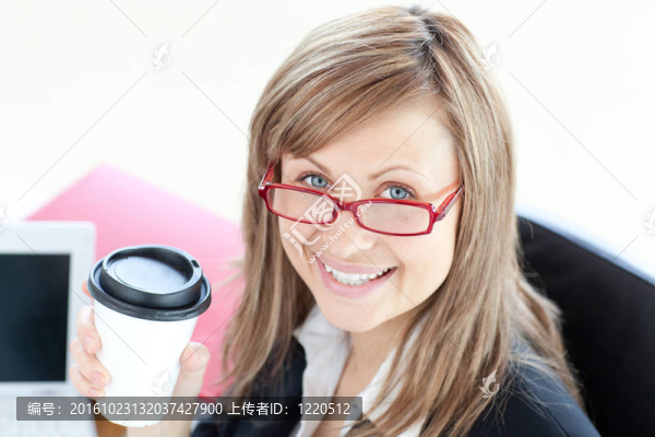 漂亮的女商人喝咖啡
