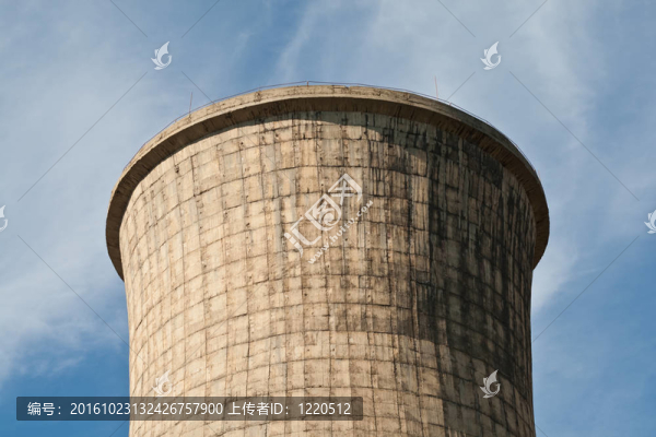 巨大的電廠塔反對藍天