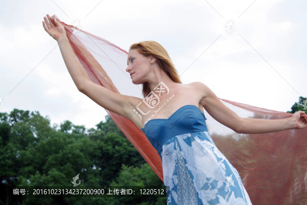 紅發(fā)美女戶外與她
