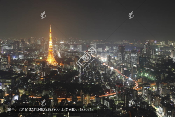 照亮東京市在日本晚上從高