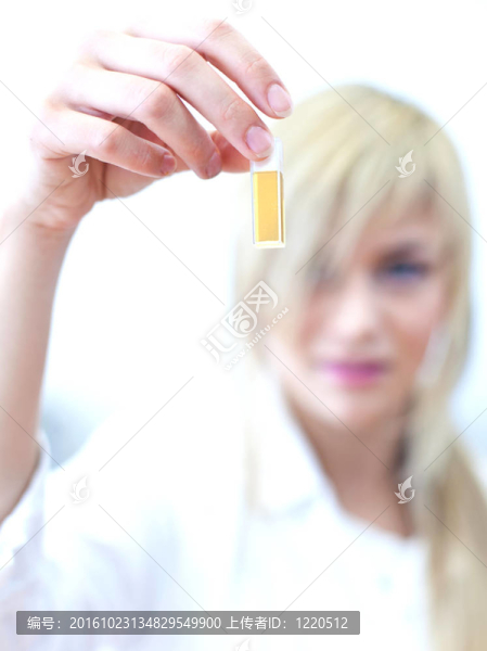 一位女研究員進行實驗，在實驗室的一個特寫鏡頭