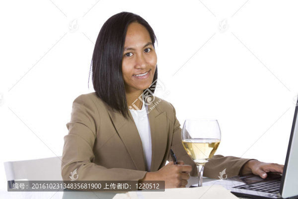 女商人在伏案工作