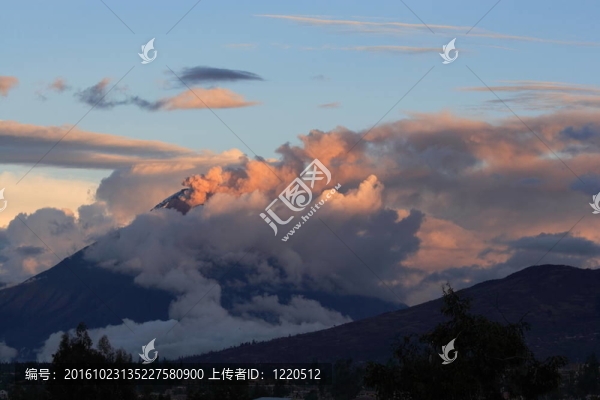 通古拉瓦火山活躍與問云在日落在厄瓜多爾