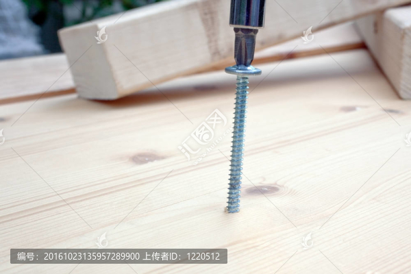 螺絲刀螺絲和木板；
