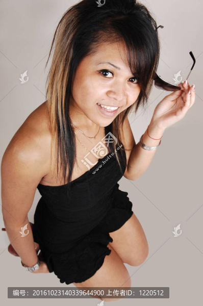 柬埔寨女孩跪在地板上。