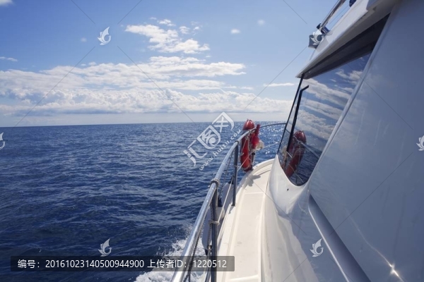 海洋反射摩托艇側視圖窗口