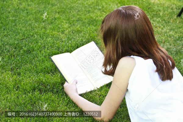 年輕漂亮的女孩在戶外看書