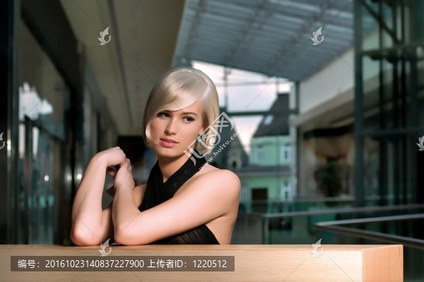在購物中心等待的漂亮女孩