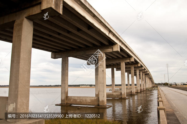淺水混凝土橋