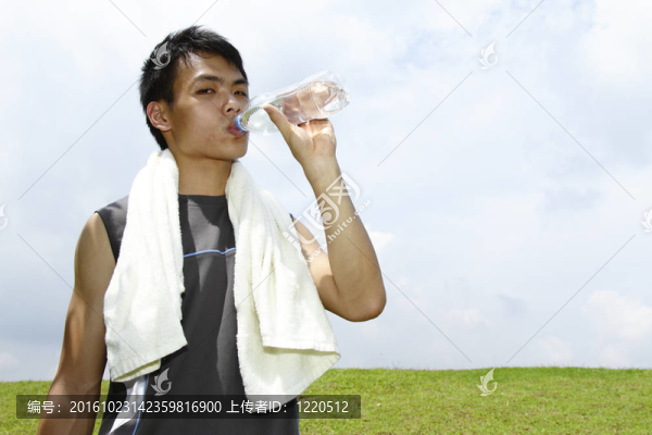 喝酒的男人