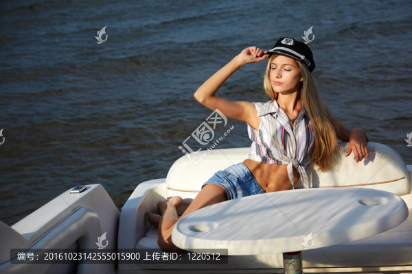 美麗的金發(fā)隊(duì)長(zhǎng)