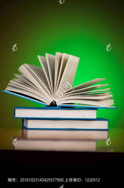 針對梯度背景的書籍堆疊